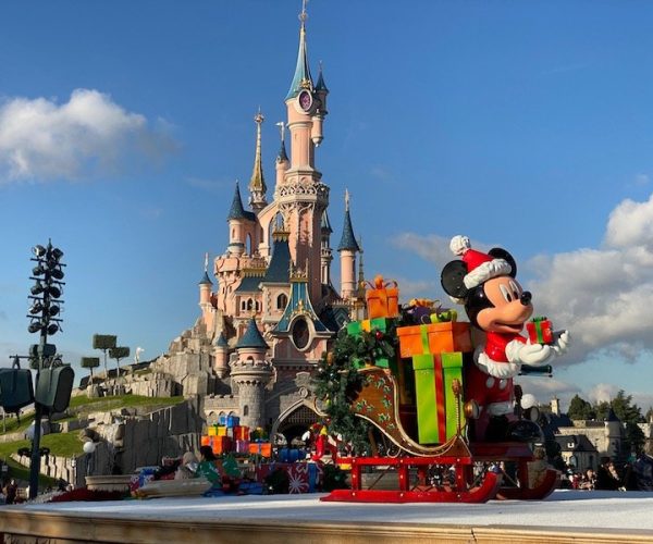 image-disneyland-paris-christmas-mickey-statues-in-front-of-castle